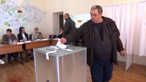 Жители Южной Осетии выберут главу республики во втором туре