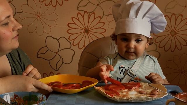 Мастер Шеф Лука готовит пиццу для папы. смотреть онлайн