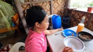 Жизнь с филиппинкой в деревне | Батя нашел крысу | Готовлю место под курятник | Жарим вяленую рыбу