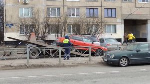 Эвакуатор и ДПС забирают Ауди 80 Бочку