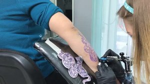 Процесс нанесения татуировки