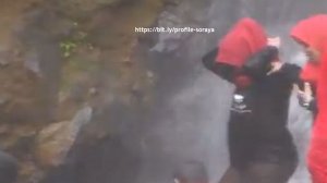 Cewek BerJilbab Merah Mandi di Wisata Alami Air Terjun Curug Cipamingkis Jonggol Bogor Indonesia