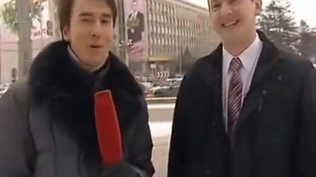 Дарим цветы на улице всем девушкам в преддверии весенних праздников смотреть онлайн