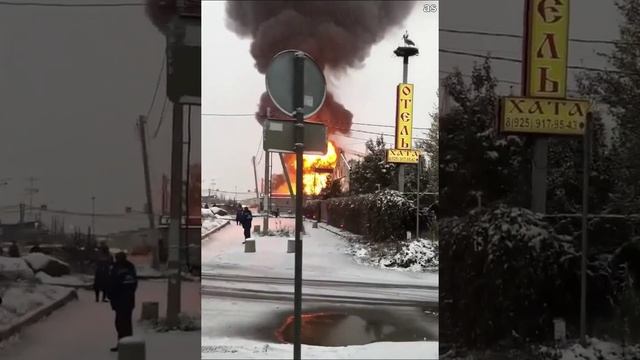 В подмосковных Химках в районе Клязьма-Старбеево загорелась заправка