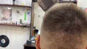 Боюсь стричь  в зоне торчащей макушки .