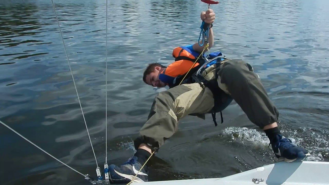 Если нет ветра, приходится грести. Матрос на трапеции гребёт рукой. смотреть онлайн