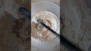 делаем тесто из муки, воды и соли. ?