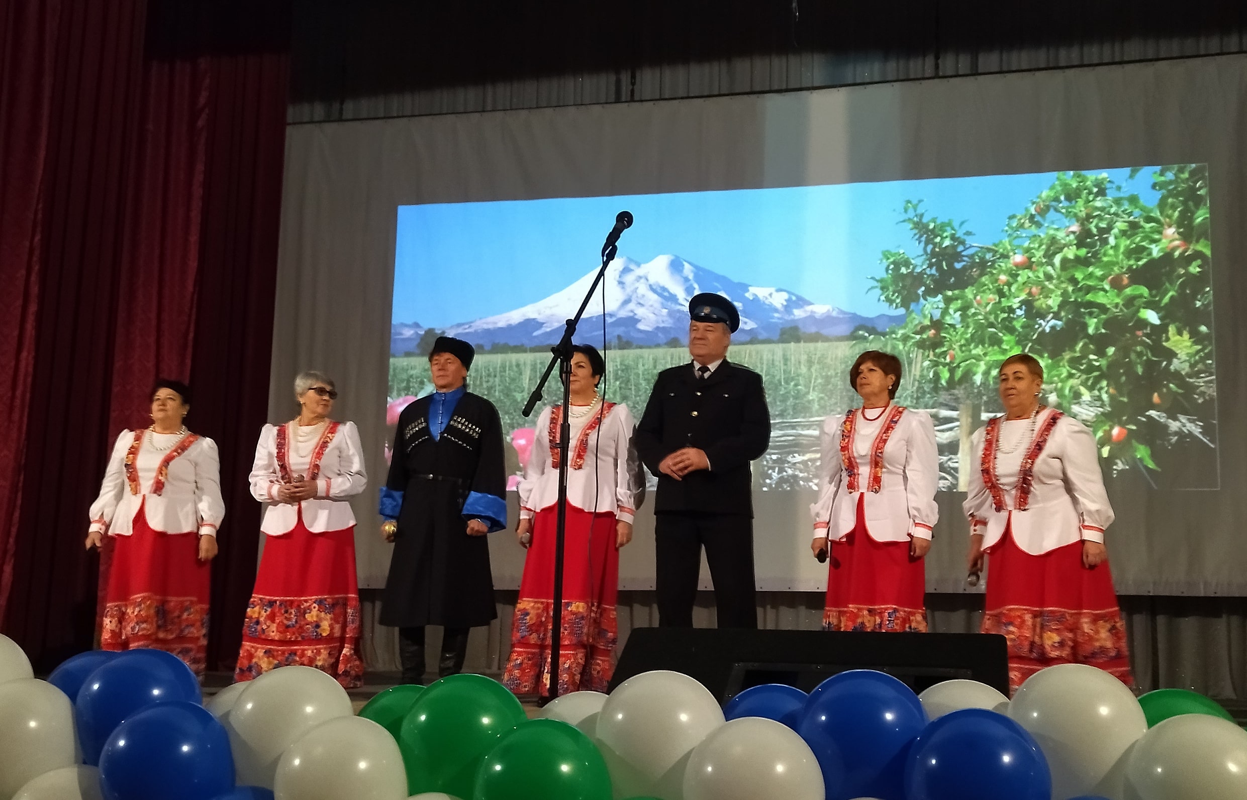 Премьера: "Песня о Майском" исполняет вокальная группа "Традиция" смотреть онлайн