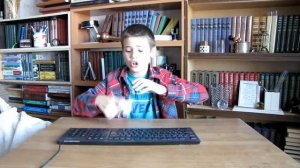 жми сильно, сломал палец об клавиатуру, тыкал, тыкал и сломал, игры в компьютере, стрелялка, нажал