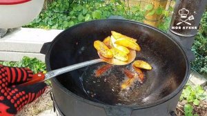 Свиные ребрышки с картошкой в казане на костре