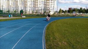 Милана учится кататься на двухколесном велосипеде