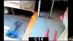 споткнулся и красиво упал, жесткий прикол