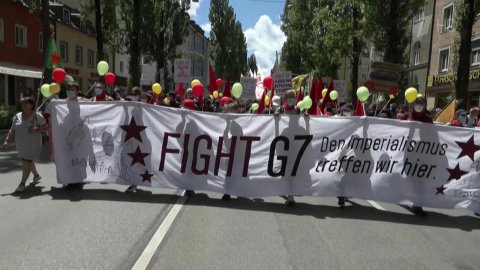 Бавария встречает протестами еще не начавшийся саммит "Большой семерки"