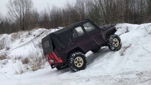 УАЗ Хантер на блокировках заезжает в крутые горки.