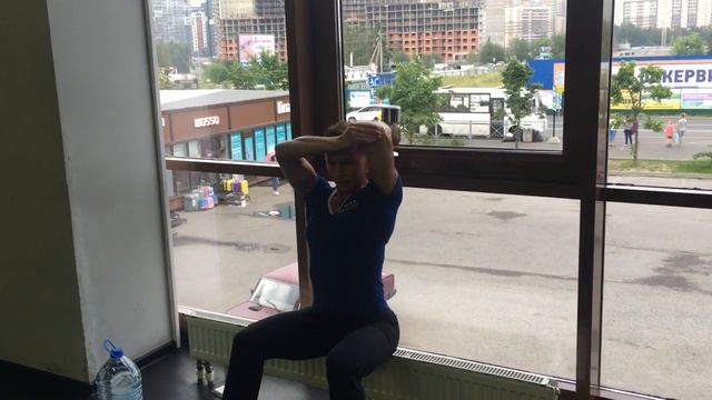 Разгибание рук поочерёдно, с гантелью, сидя, на трицепс смотреть онлайн