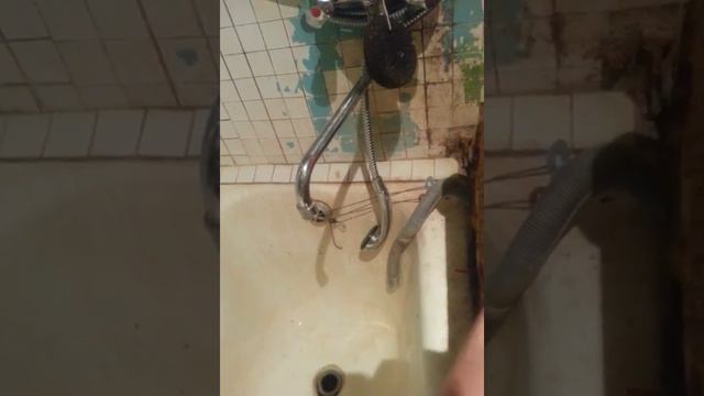 Кран бухает