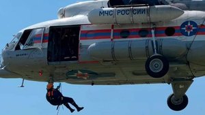 Сотрудники МЧС отработали навыки беспарашютного десантирования с вертолета МИ-8