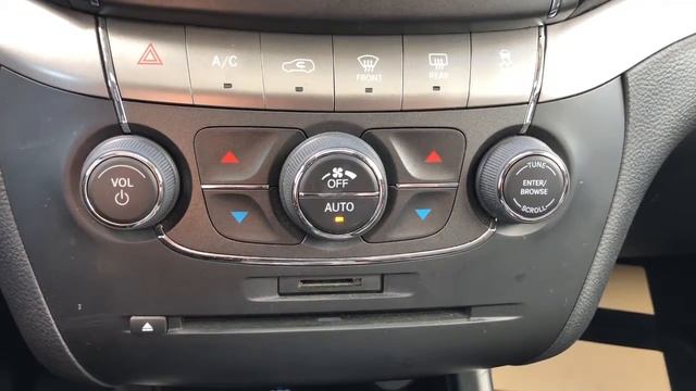 2018 Dodge Journey Crossroads| Pearl White True-coat| Courtesy Chrysler смотреть онлайн