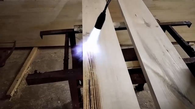 Обожженные столы и лавочки на кладбище