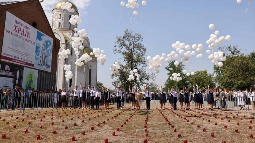 Боль, приглушенная временем: Россия почтила память погибших в теракте в Беслане