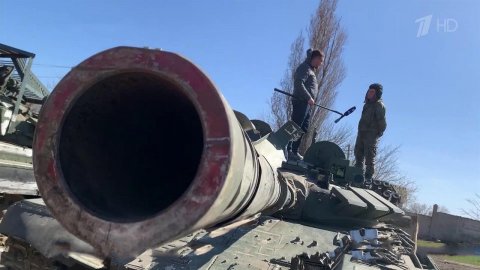 В Крыму развернут полевой лагерь, где круглосуточно ремонтируется военная техника