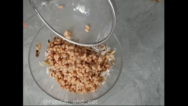 Салат с курицей, грибами и фасолью смотреть онлайн