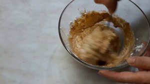 Вкусный десерт из творога с бананом и кофе.