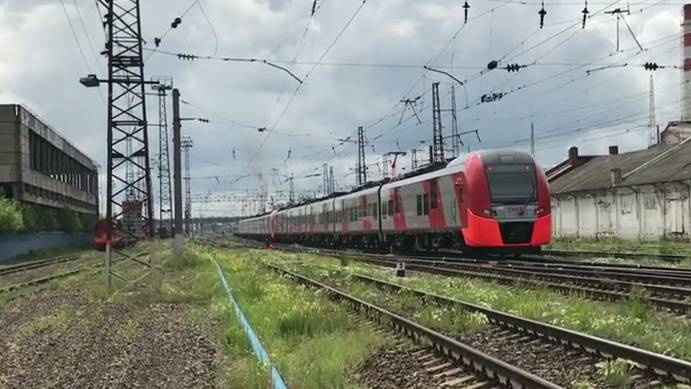 Электропоезда ЭС1П-022/023 и ЭП3Д-0102 на станции Нижний Новгород Московский