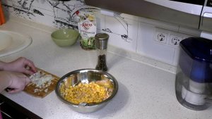 Быстрый,бюджетный салат из консервированной горбуши