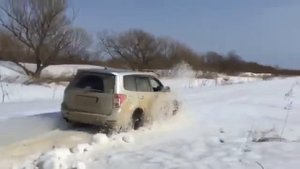 Subaru Forester SH5 Пробивает снежную дорогу