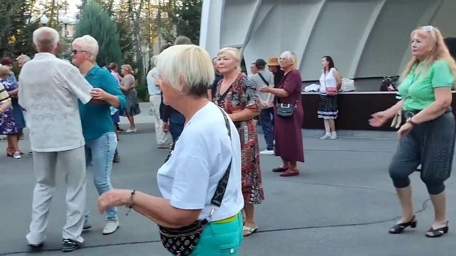 ЧЕРВОНИЙ МАК ЦВІТЕ! ТАНЦЫ ХАРЬКОВ УКРАИНА СЕНТЯБРЬ 2023 смотреть онлайн