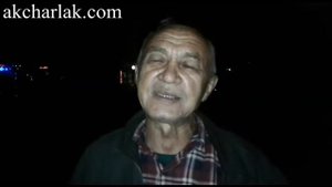 Фәрит Хатыйпов урамда җырлый