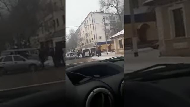 Уральск, автобус врезался в дом