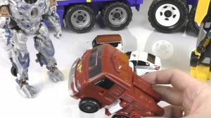 Разборки больших Трансформеров - Тоботов, Автоботов и Десептиконов.