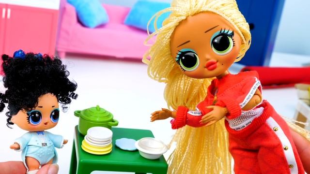 Куклы LOL Surprise помогают маме на кухне  Новая игрушечная мебель для кукол  Видео для детей