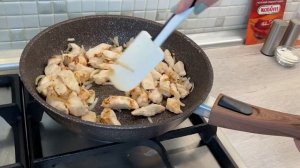 РЕЦЕПТЫ | ГОТОВИМ БЕФСТРОГАНОВ С КУРИЦЕЙ И ГРИБАМИ | ОБЕД ЗА 30 МИНУТ