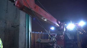 ПОСКОЛЬЗНУЛСЯ В «ВАННОЙ». Спасение провалившегося мусоровоза.