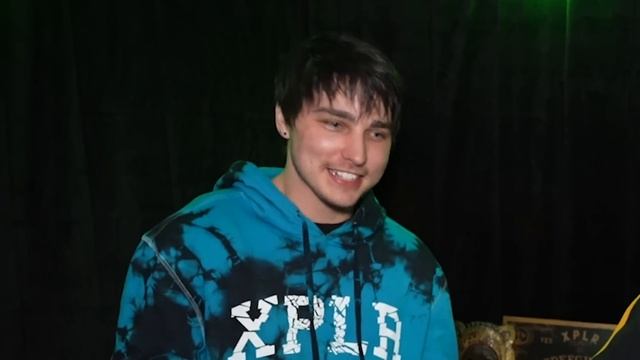 ROASTING Youtuber Halloween Costumes! смотреть онлайн