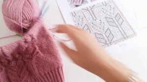 Модная осенняя шапка спицами 2020/ Шапка бини/ шикарный узор для шапки