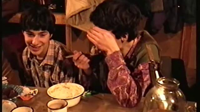 Зима — 2000. Отвальная. Борька Климович и Саша Климович едят салат наперегонки
