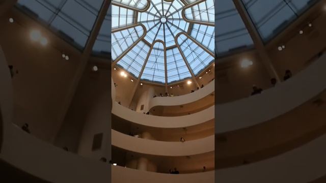 Solomon R.Guggenheim Museum by
Frank Lloyd Wright.(1959)
フランク·ロイド·ライト作、グッゲンハイム美術館。