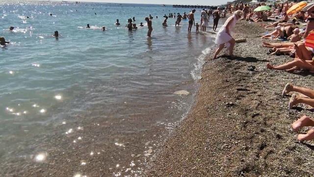 Дикий пляж в центре Ялты.