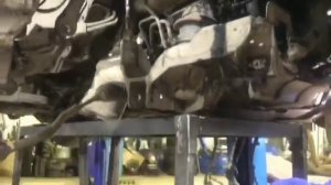 Снимаем мотор для дальнейшего ремонта. Автомобиль Infiniti QX70 с двигателем V9X