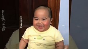 Как смеётся китайский малыш