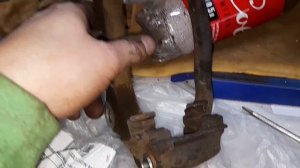 Замена передних дисков и колодок на Опель Мокко.