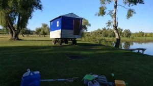 Накачиваю лодку близ с. Лежанка Омской области и Берега Драверта