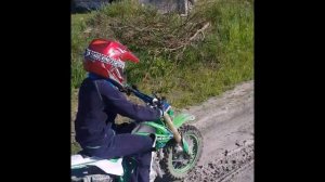 Юный мотоциклист на MOTOLAND CRF 10