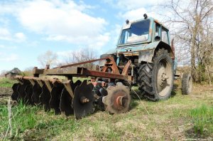 Дискую дебри на МТЗ-80 самодельным дискатором! Processing of the wilds by the Soviet MTZ-80 tractor