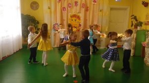 Танец Вальс с осенними листьями