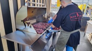 2 гриля + Сергей Сущенко(Бренд шеф сети ресторанов Чайхона N1) = 200 кг продуктов и 2000 порций.